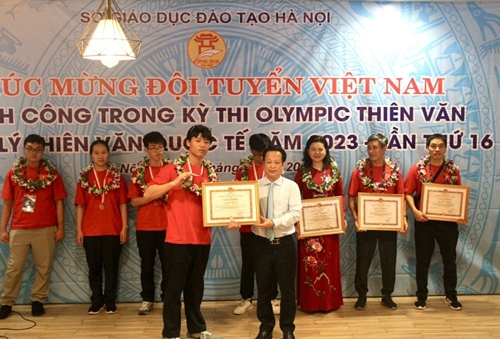 Học sinh trường THPT chuyên Hà Nội - Amsterdam giành bốn huy chương Olympic Thiên văn và Vật lý Thiên văn quốc tế​